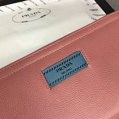 プラダ財布着用イメージ